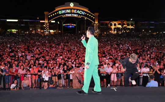 Biển người đổ về NovaWorld Phan Thiet trong dịp lễ 30/4