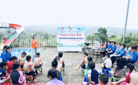 Công ty Núi Pháo: Hỗ trợ dạy bơi cho trẻ em xã Tân Linh