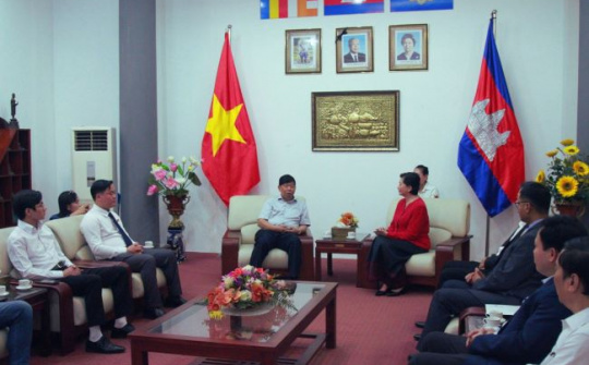 Tập đoàn Quốc tế Phượng Hoàng trao tặng Đại sứ quán Campuchia thiết bị văn phòng thiết yếu