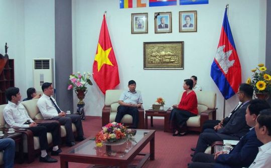 Tập đoàn Quốc tế Phượng Hoàng trao tặng Đại sứ quán Campuchia thiết bị văn phòng thiết yếu