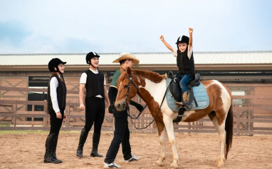 Du khách hào hứng khám phá bộ môn mã thuật tại Vinpearl Horse Academy Vũ Yên