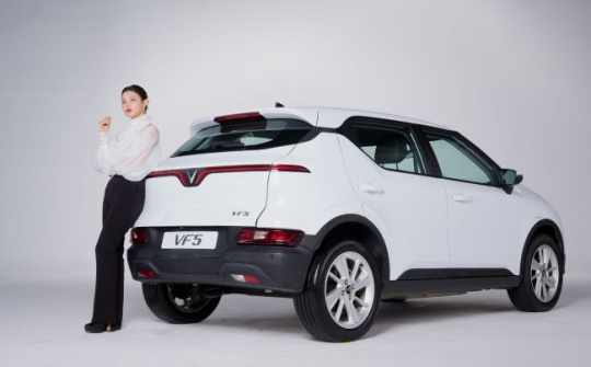 VinFast VF 5 thay đổi diện mạo mới, “đẹp bất chấp” bên cạnh Kim You Jung