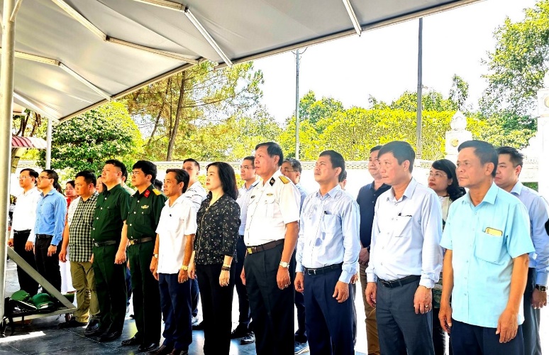 Hội Cựu chiến binh Bộ Y tế dâng hương các Anh hùng, Liệt sĩ tại tỉnh Hà Tĩnh và tỉnh Quảng Bình