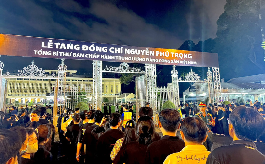 TP.HCM: Dòng người vượt trăm cây số, nối nhau trong đêm chờ tiễn biệt Tổng Bí thư Nguyễn Phú Trọng