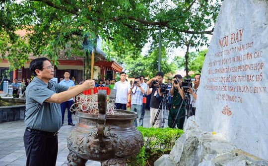 Thái Nguyên: Thủ tướng Chính phủ dâng hương tại Khu di tích lịch sử quốc gia 27-7 và tặng quà người có công