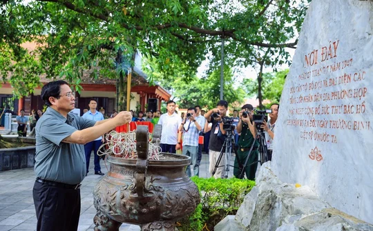 Thái Nguyên: Thủ tướng Chính phủ dâng hương tại Khu di tích lịch sử quốc gia 27-7 và tặng quà người có công