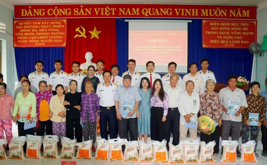 Tạp chí Biển Việt Nam phối hợp Vùng 2 Hải quân tặng quà gia đình chính sách