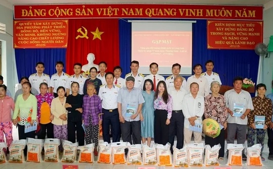 Tạp chí Biển Việt Nam phối hợp Vùng 2 Hải quân tặng quà gia đình chính sách