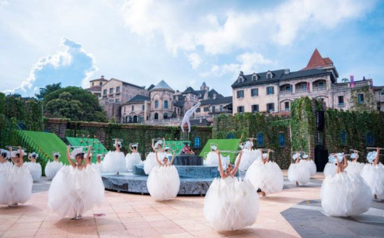 Show diễn luôn “kín chỗ” tại đỉnh Bà Nà hè này