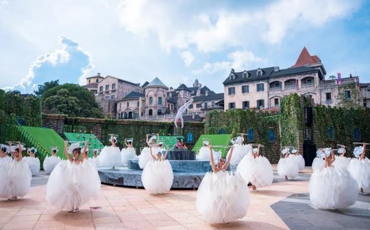 Show diễn luôn “kín chỗ” tại đỉnh Bà Nà hè này