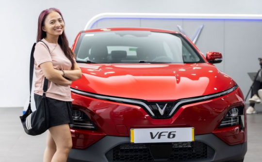Khách nữ “chốt” VinFast VF 6: Xe dễ dùng, an toàn, không khói xăng