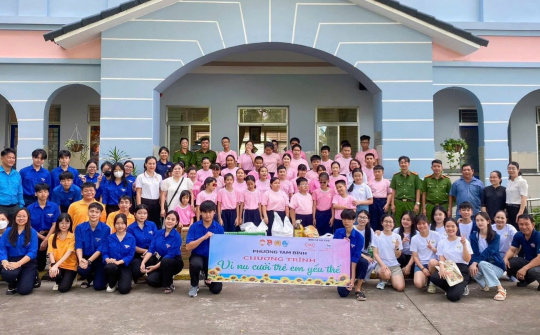 Chương trình “Vì nụ cười trẻ em yếu thế” tại trung tâm khiếm thị Nhật Hồng