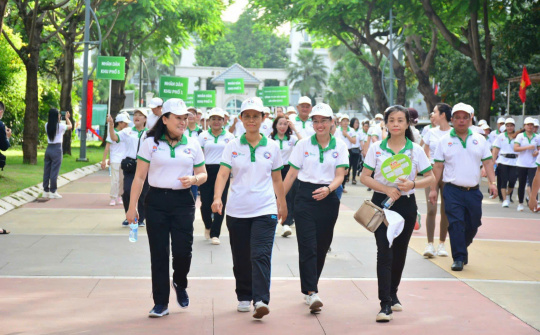 Hơn 1.000 người tham gia đi bộ đồng hành gây quỹ vì người nghèo