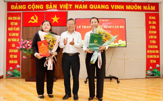 Thành phố Thủ Đức trao quyết định công tác cán bộ