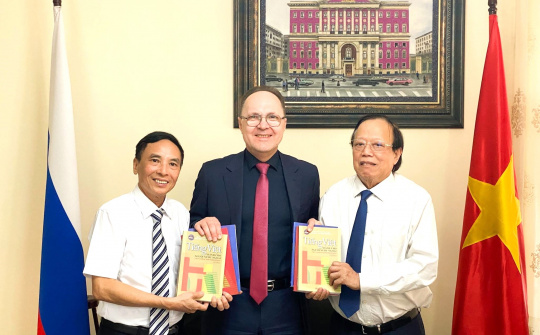 Viện Ngôn ngữ và Văn hóa Phương Đông tặng sách cho Đại sứ quán Liên bang Nga