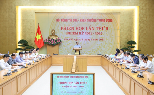 Chủ động phát hiện, biểu dương, khen thưởng kịp thời các tập thể, cá nhân có thành tích xuất sắc