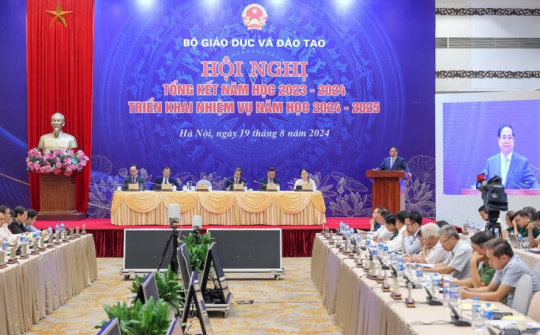 Lấy học sinh, sinh viên làm trung tâm, chủ thể; thầy cô giáo là động lực; nhà trường làm bệ đỡ; gia đình là điểm tựa; xã hội là nền tảng
