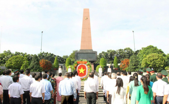 Lãnh đạo thành phố Thủ Đức dâng hương kỷ niệm 79 năm ngày Cách mạng tháng Tám và Quốc khánh 2/9