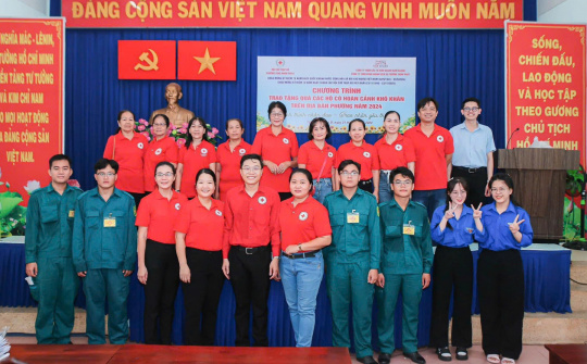 Hội Chữ thập đỏ Tăng Nhơn Phú B trao tặng quà cho các hoàn cảnh khó khăn nhân dịp Quốc Khánh