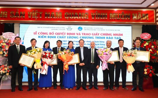 Trường ĐH Tài chính – Ngân hàng Hà Nội đón nhận Quyết định công nhận chất lượng 5 chương trình đào tạo.