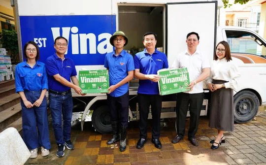 Vinamilk tiếp tục hỗ trợ người dân sau bão lũ