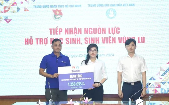Chương trình của Vinamilk hỗ trợ hơn 6 tỷ đồng cho học sinh, sinh viên vùng bão lũ thông qua Trung ương Đoàn
