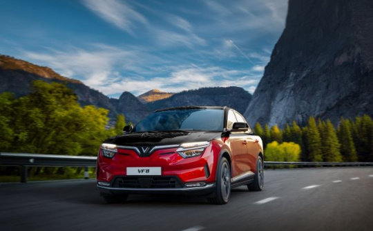Phân khúc D-SUV: VinFast VF 8 “bỏ xa” các đối thủ xe xăng