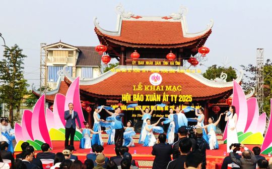 Hội báo Xuân 2025 Hà Tĩnh: Việt Nam hội nhập trao quà cho 10 gia đình khó khăn vui Tết