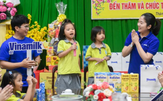 Vinamilk trao tặng hơn 71 nghìn sản phẩm nhân dịp Tết Ất Tỵ