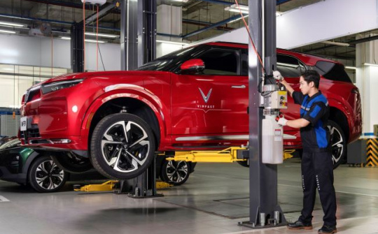 VinFast hỗ trợ khách hàng miền Bắc và miền Trung sửa chữa xe hư hỏng do mưa lũ