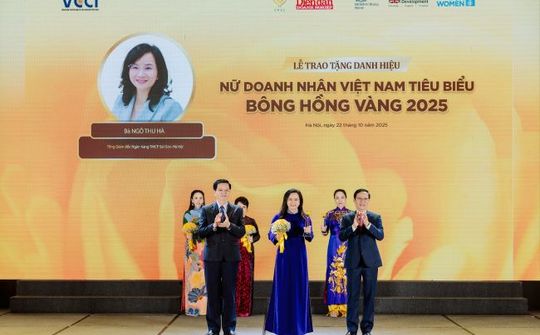 Tổng Giám đốc SHB Ngô Thu Hà nhận danh hiệu “Bông hồng vàng” năm 2025