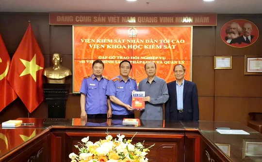 Gặp gỡ và trao đổi nghiệp vụ giữa Viện Khoa học Kiểm sát và Viện Chính sách, Pháp luật và Quản lý