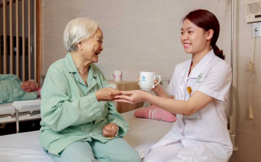 Xây dựng đội ngũ chăm sóc sức khỏe người cao tuổi vững chuyên môn, giàu nhân ái trong bối cảnh dân số già hóa