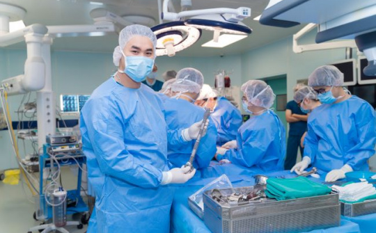 Bệnh nhân 7 tuổi mắc ung thư xương giữ được đôi chân nhờ công nghệ in 3D cá thể hóa