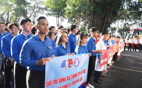 Gần 300 y bác sĩ, cán bộ Đồng Nai lên đường chung sức cùng Đắk Lắk vượt bão lũ