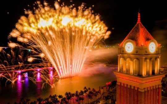 Du khách ngỡ ngàng: Phú Quốc là hòn đảo duy nhất thế giới có hai màn pháo hoa mỗi tối