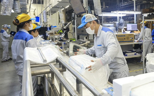 Vietnam’s economy maintains momentum despite dual shocks in first 11 months