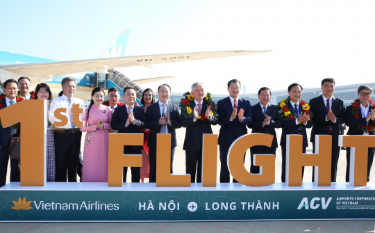 Phó Thủ tướng Thường trực Nguyễn Hòa Bình đáp chuyến bay đầu tiên xuống Sân bay Quốc tế Long Thành