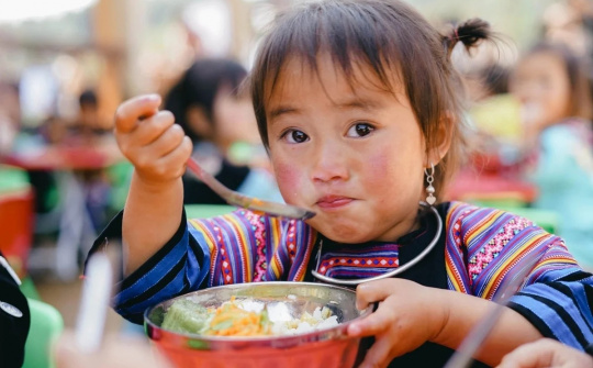 Hỗ trợ bữa ăn trưa cho học sinh tiểu học, THCS ở các xã biên giới