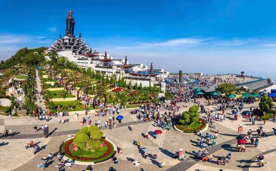 Núi Bà Đen nườm nượp người hành hương đầu năm