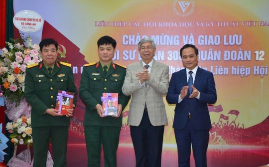 Liên hiệp Hội Việt Nam kỷ niệm 42 năm ngày thành lập và giao lưu với Sư đoàn 308