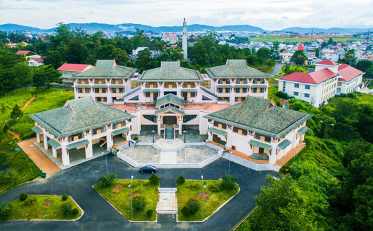 Phát triển Trường Đại học Tây Nguyên và Trường Đại học Đà Lạt là hai trung tâm đào tạo chất lượng cao