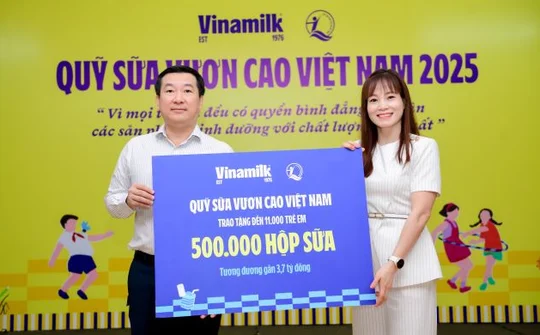 Vinamilk và Quỹ sữa dành tặng 500.000 hộp sữa đến trẻ em nhân dịp 50 năm thống nhất đất nước