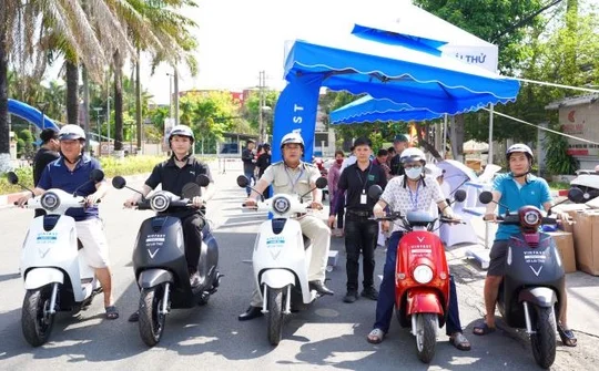 VinFast “phủ xanh” các khu công nghiệp bằng chuỗi hoạt động trải nghiệm xe máy điện siêu hấp dẫn