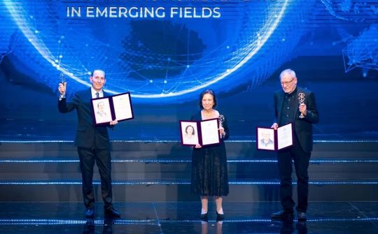 Chủ nhân Giải thưởng VinFuture được vinh danh ở Giải thưởng Breakthrough 2025