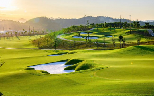 Huyền thoại “Cá mập trắng” Greg Norman khảo sát sân golf T&T Văn Lang Empire