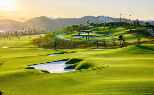 Huyền thoại “Cá mập trắng” Greg Norman khảo sát sân golf T&T Văn Lang Empire