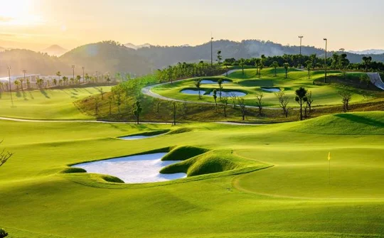 Huyền thoại “Cá mập trắng” Greg Norman khảo sát sân golf T&T Văn Lang Empire
