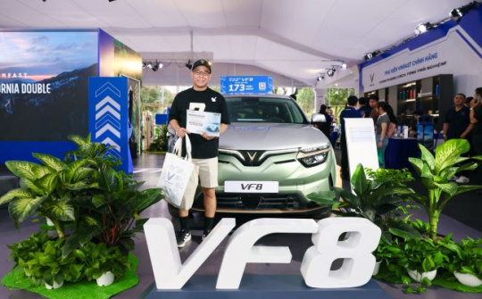 Chuyên gia quốc tế “mê” cảm giác lái và công nghệ an toàn trên VinFast VF 8
