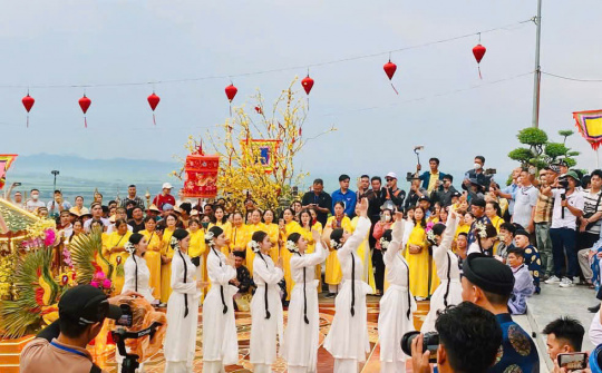 An Giang: Nô nức về Núi Sam dự lễ rước Bà Chúa Xứ
